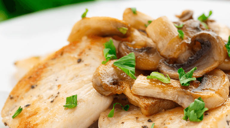 Petto di pollo ai funghi: un piatto unico che adorerai!